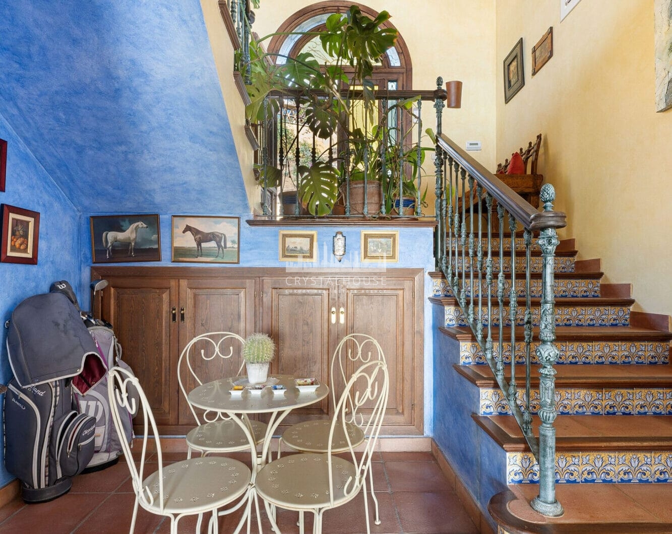 Doświadcz wyjątkowego połączenia tradycyjnego andaluzyjskiego uroku i luksusu w La Solea, przepięknie zaprojektowanej willi położonej w prestiżowej, ogrodzonej społeczności El Madroñal w Benahavís.