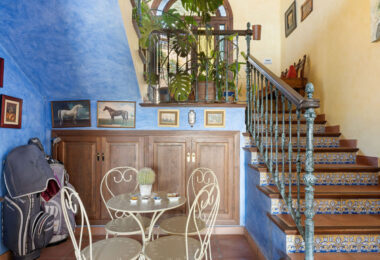 Doświadcz wyjątkowego połączenia tradycyjnego andaluzyjskiego uroku i luksusu w La Solea, przepięknie zaprojektowanej willi położonej w prestiżowej, ogrodzonej społeczności El Madroñal w Benahavís.