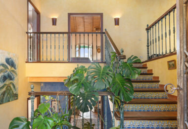 Doświadcz wyjątkowego połączenia tradycyjnego andaluzyjskiego uroku i luksusu w La Solea, przepięknie zaprojektowanej willi położonej w prestiżowej, ogrodzonej społeczności El Madroñal w Benahavís.