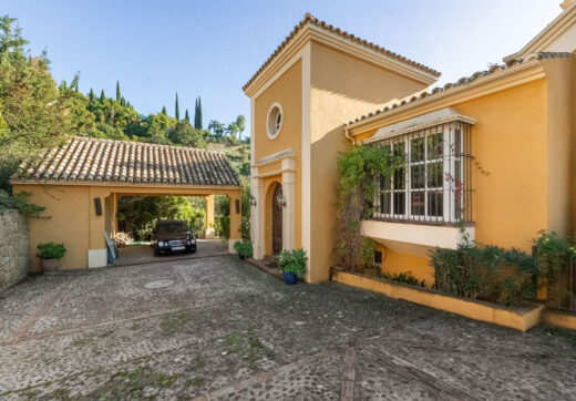 Doświadcz wyjątkowego połączenia tradycyjnego andaluzyjskiego uroku i luksusu w La Solea, przepięknie zaprojektowanej willi położonej w prestiżowej, ogrodzonej społeczności El Madroñal w Benahavís.