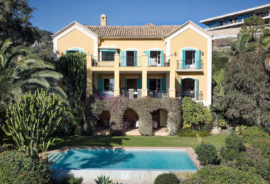 Doświadcz wyjątkowego połączenia tradycyjnego andaluzyjskiego uroku i luksusu w La Solea, przepięknie zaprojektowanej willi położonej w prestiżowej, ogrodzonej społeczności El Madroñal w Benahavís.