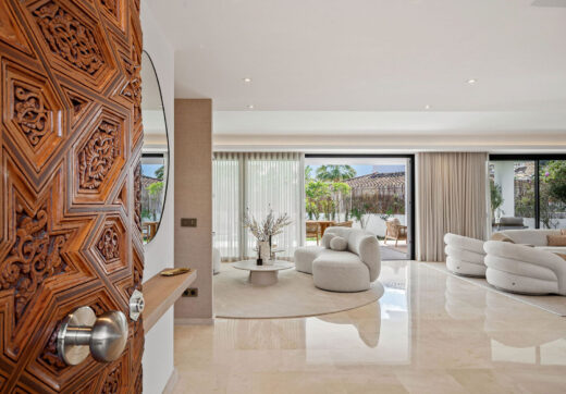 Witamy w Perla Verde, wspaniałej willi na sprzedaż w prestiżowej urbanizacji Atalaya de Rio Verde, zaledwie kilka chwil od tętniącego życiem centrum Marbelli.