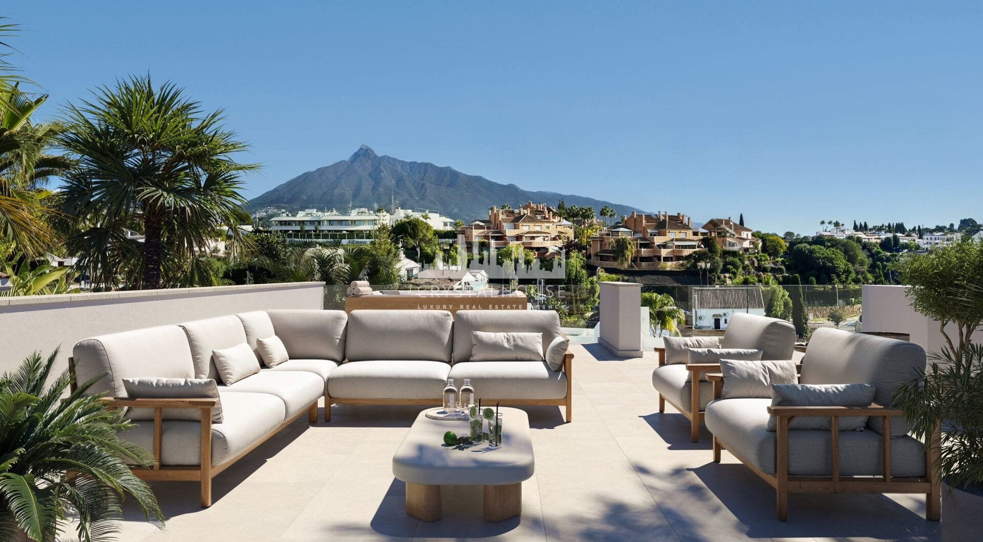 Villa Tulua to luksusowa willa o designerskim wystroju, położona w wymarzonej lokalizacji Nueva Andalucía, na wzniesieniu, z którego roztacza się niezrównana panorama.