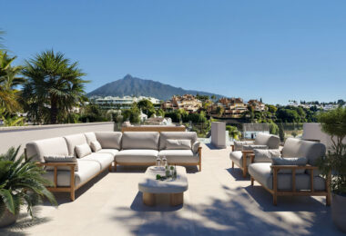Villa Tulua to luksusowa willa o designerskim wystroju, położona w wymarzonej lokalizacji Nueva Andalucía, na wzniesieniu, z którego roztacza się niezrównana panorama.