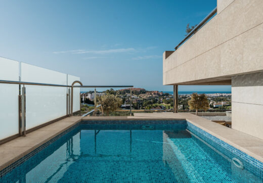 To przestronny dwupoziomowy penthouse znajduje się w prestiżowym kompleksie rezydencyjnym Los Arrayanes, w spokojnej i podwyższonej części Supermanzana JKL w Nueva Andalucía.