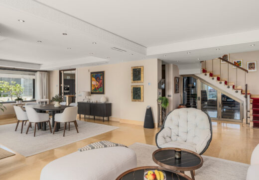 To przestronny dwupoziomowy penthouse znajduje się w prestiżowym kompleksie rezydencyjnym Los Arrayanes, w spokojnej i podwyższonej części Supermanzana JKL w Nueva Andalucía.