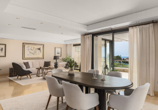 To przestronny dwupoziomowy penthouse znajduje się w prestiżowym kompleksie rezydencyjnym Los Arrayanes, w spokojnej i podwyższonej części Supermanzana JKL w Nueva Andalucía.