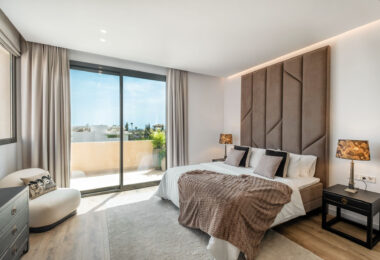 Ta elegancka willa z czterema sypialniami na sprzedaż w Paraiso Alto w Benahavis to pięknie zaprojektowana, nowoczesna rezydencja inspirowana architekturą śródziemnomorską.