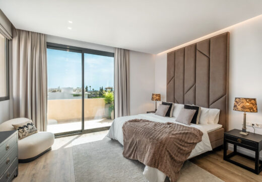 Ta elegancka willa z czterema sypialniami na sprzedaż w Paraiso Alto w Benahavis to pięknie zaprojektowana, nowoczesna rezydencja inspirowana architekturą śródziemnomorską.