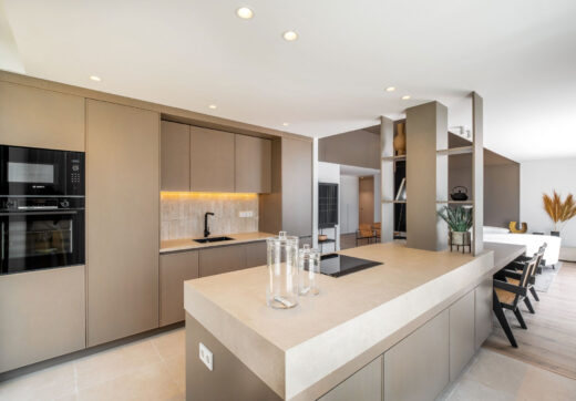 Ta elegancka willa z czterema sypialniami na sprzedaż w Paraiso Alto w Benahavis to pięknie zaprojektowana, nowoczesna rezydencja inspirowana architekturą śródziemnomorską.