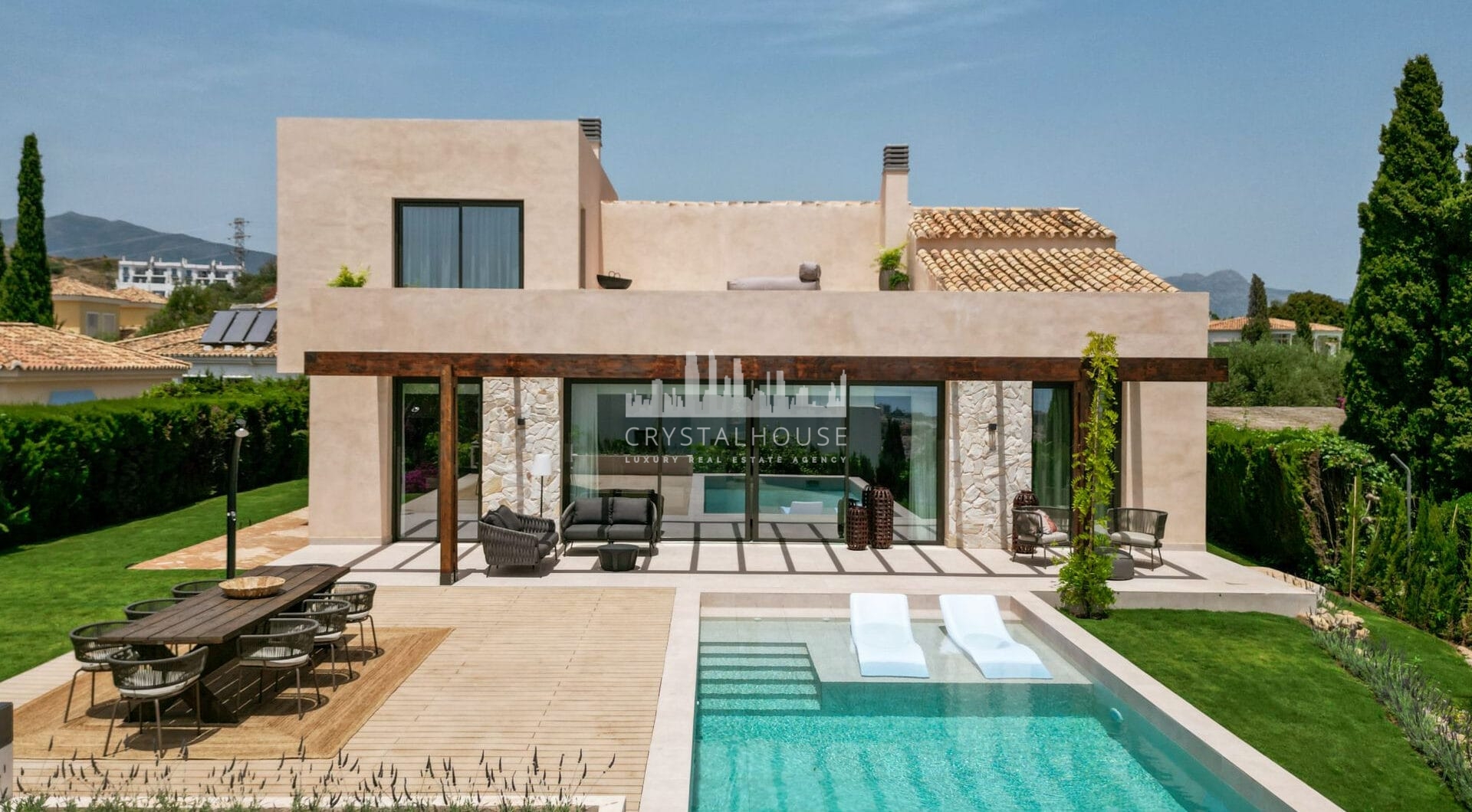 Ta elegancka willa z czterema sypialniami na sprzedaż w Paraiso Alto w Benahavis to pięknie zaprojektowana, nowoczesna rezydencja inspirowana architekturą śródziemnomorską.