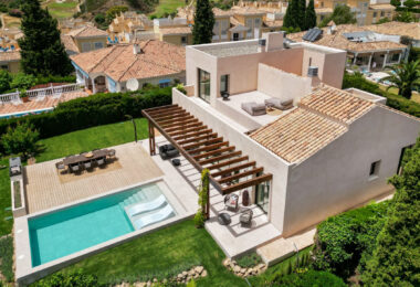 Ta elegancka willa z czterema sypialniami na sprzedaż w Paraiso Alto w Benahavis to pięknie zaprojektowana, nowoczesna rezydencja inspirowana architekturą śródziemnomorską.