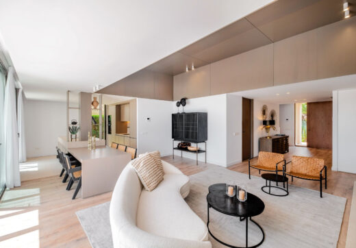 Ta elegancka willa z czterema sypialniami na sprzedaż w Paraiso Alto w Benahavis to pięknie zaprojektowana, nowoczesna rezydencja inspirowana architekturą śródziemnomorską.