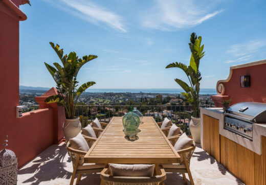 Penthouse Halcon to rzadka okazja, aby cieszyć się wyrafinowanym stylem życia na wzgórzu w jednej z najbardziej pożądanych społeczności mieszkaniowych w Benahavís.