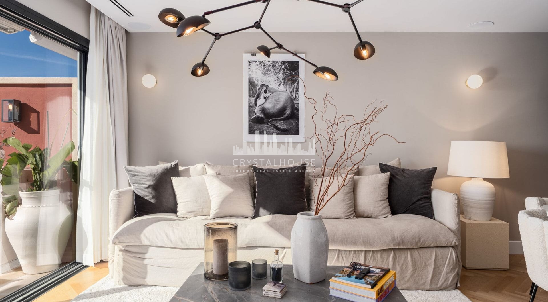 Penthouse Halcon to rzadka okazja, aby cieszyć się wyrafinowanym stylem życia na wzgórzu w jednej z najbardziej pożądanych społeczności mieszkaniowych w Benahavís.