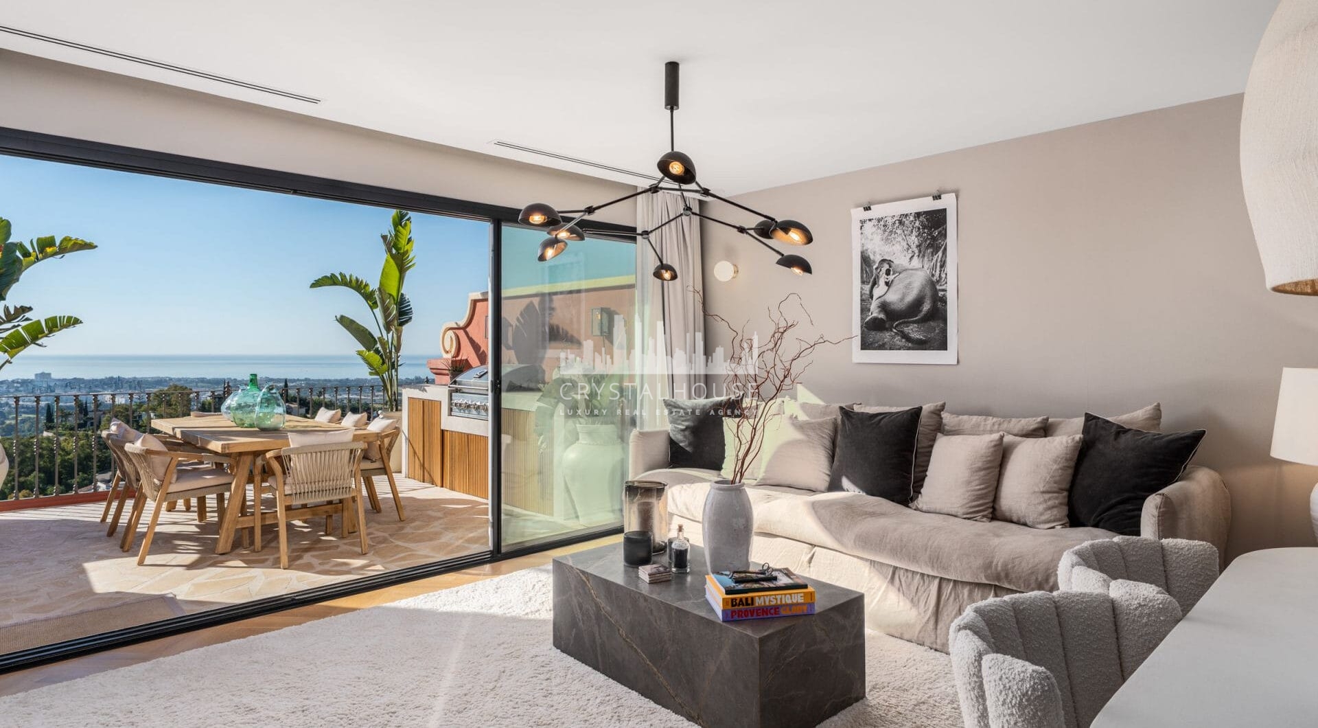 Penthouse Halcon to rzadka okazja, aby cieszyć się wyrafinowanym stylem życia na wzgórzu w jednej z najbardziej pożądanych społeczności mieszkaniowych w Benahavís.