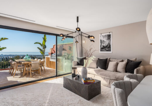 Penthouse Halcon to rzadka okazja, aby cieszyć się wyrafinowanym stylem życia na wzgórzu w jednej z najbardziej pożądanych społeczności mieszkaniowych w Benahavís.