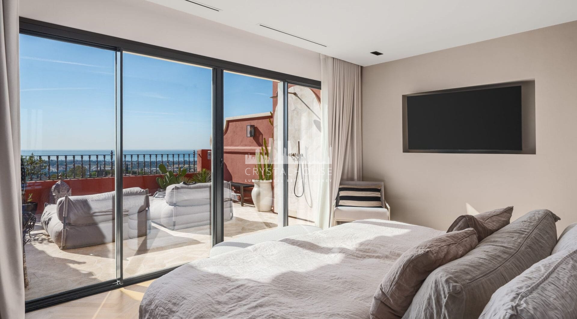 Penthouse Halcon to rzadka okazja, aby cieszyć się wyrafinowanym stylem życia na wzgórzu w jednej z najbardziej pożądanych społeczności mieszkaniowych w Benahavís.