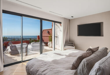 Penthouse Halcon to rzadka okazja, aby cieszyć się wyrafinowanym stylem życia na wzgórzu w jednej z najbardziej pożądanych społeczności mieszkaniowych w Benahavís.