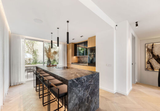 La Maison Saint Germain to wyjątkowa dwupiętrowa kamienica na sprzedaż  w prestiżowej dzielnicy Golden Mile, bardzo poszukiwanej okolicy znanej z eleganckich rezydencji, doskonałych udogodnień i doskonałego połączenia z najlepszymi atrakcjami Marbelli.