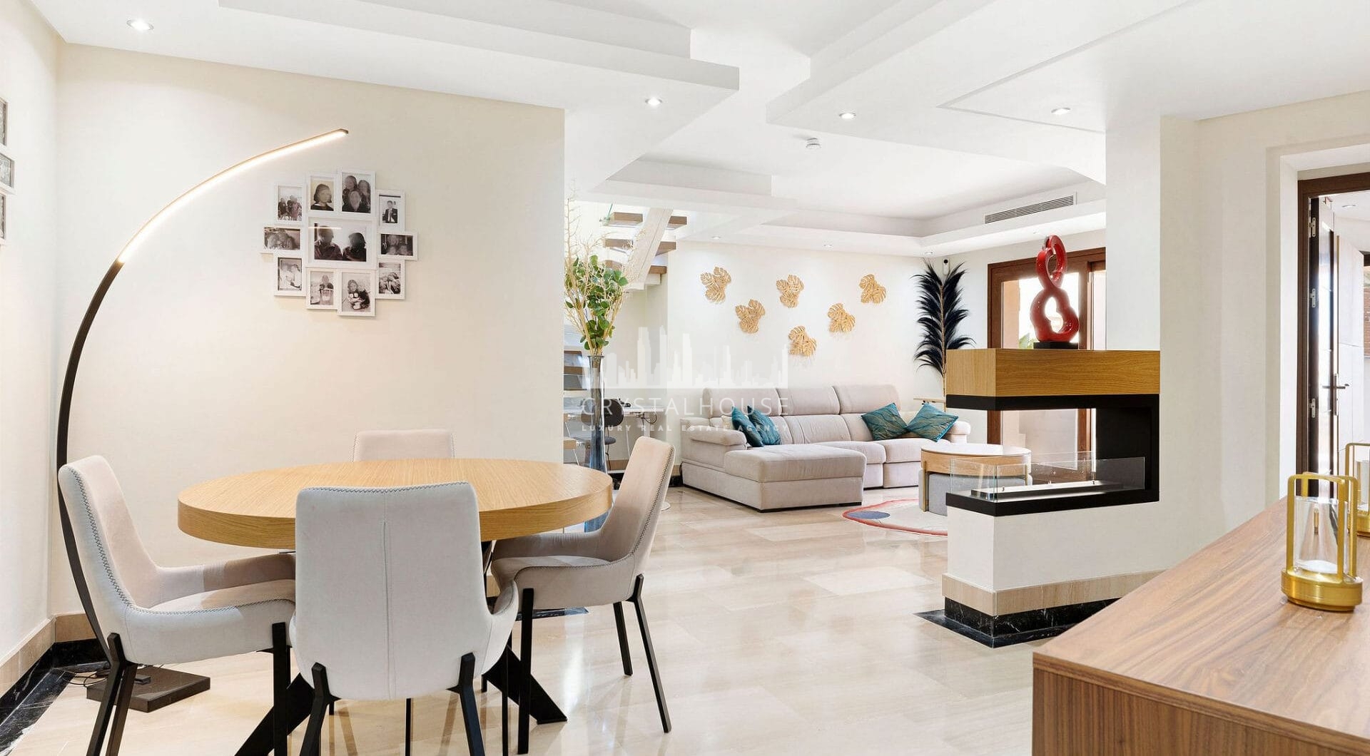 Położony w zachęcającej przestrzeni Nueva Andalucía, w odległości krótkiego spaceru od złocistych brzegów plaży Mistral i minutę jazdy od lokalnych sklepów.