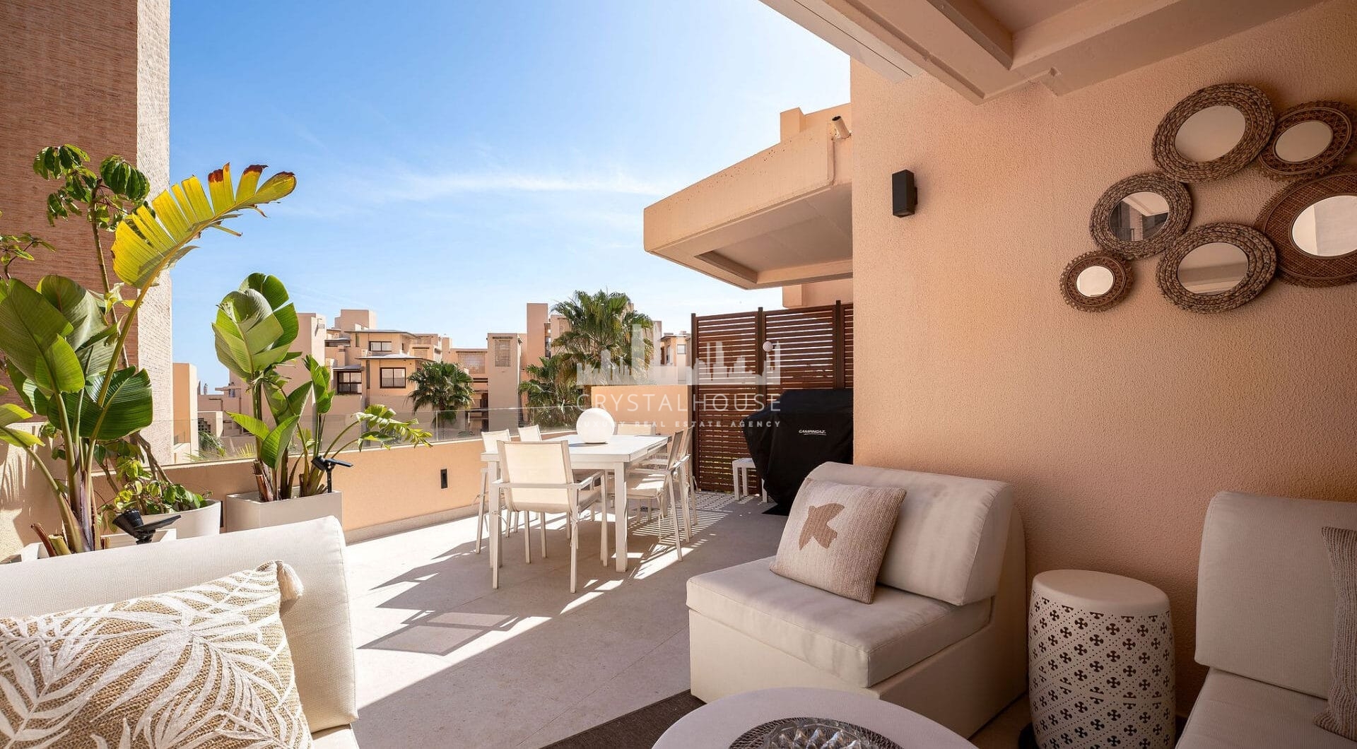 Położony w zachęcającej przestrzeni Nueva Andalucía, w odległości krótkiego spaceru od złocistych brzegów plaży Mistral i minutę jazdy od lokalnych sklepów.