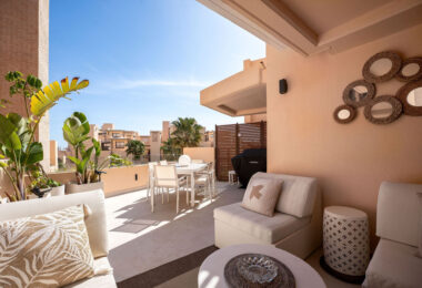 Położony w zachęcającej przestrzeni Nueva Andalucía, w odległości krótkiego spaceru od złocistych brzegów plaży Mistral i minutę jazdy od lokalnych sklepów.