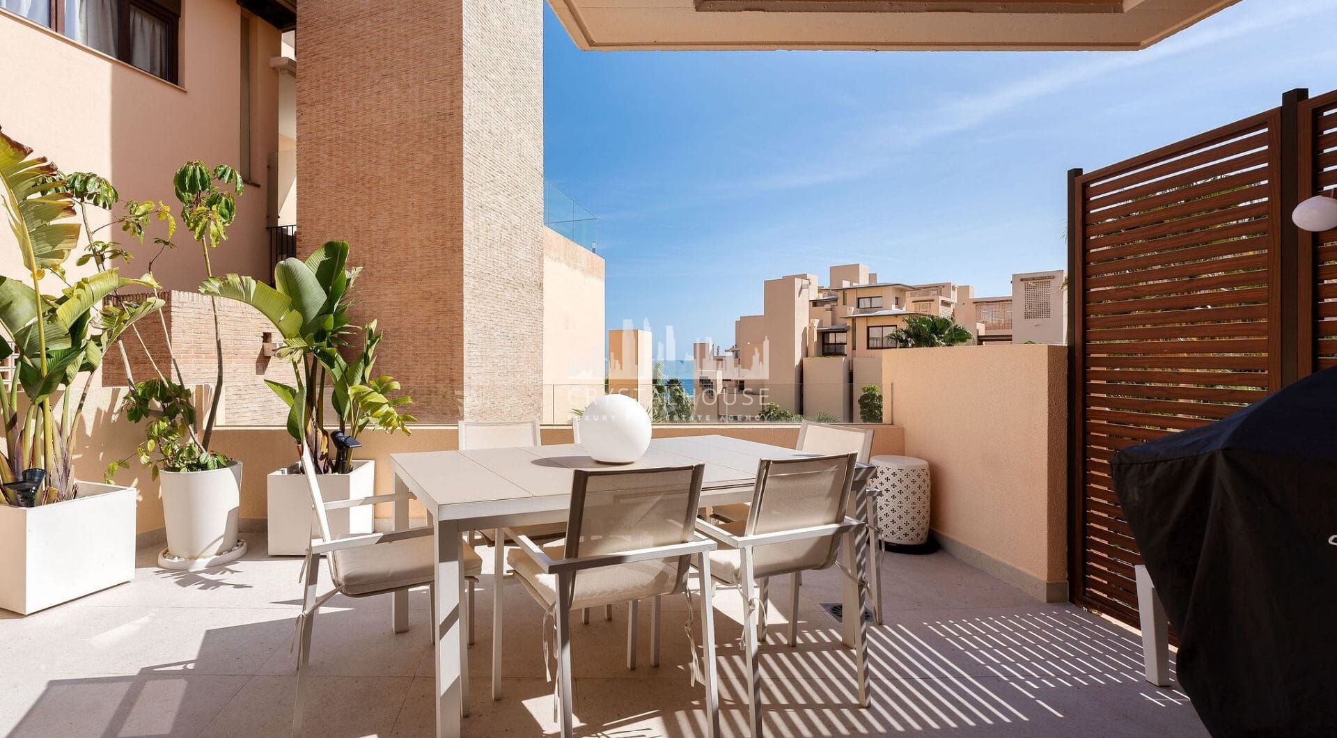 Położony w zachęcającej przestrzeni Nueva Andalucía, w odległości krótkiego spaceru od złocistych brzegów plaży Mistral i minutę jazdy od lokalnych sklepów.