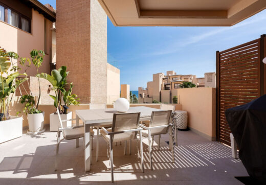 Położony w zachęcającej przestrzeni Nueva Andalucía, w odległości krótkiego spaceru od złocistych brzegów plaży Mistral i minutę jazdy od lokalnych sklepów.