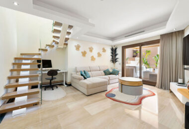 Położony w zachęcającej przestrzeni Nueva Andalucía, w odległości krótkiego spaceru od złocistych brzegów plaży Mistral i minutę jazdy od lokalnych sklepów.