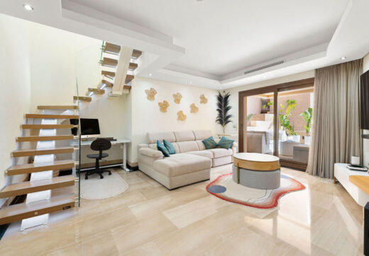 Położony w zachęcającej przestrzeni Nueva Andalucía, w odległości krótkiego spaceru od złocistych brzegów plaży Mistral i minutę jazdy od lokalnych sklepów.