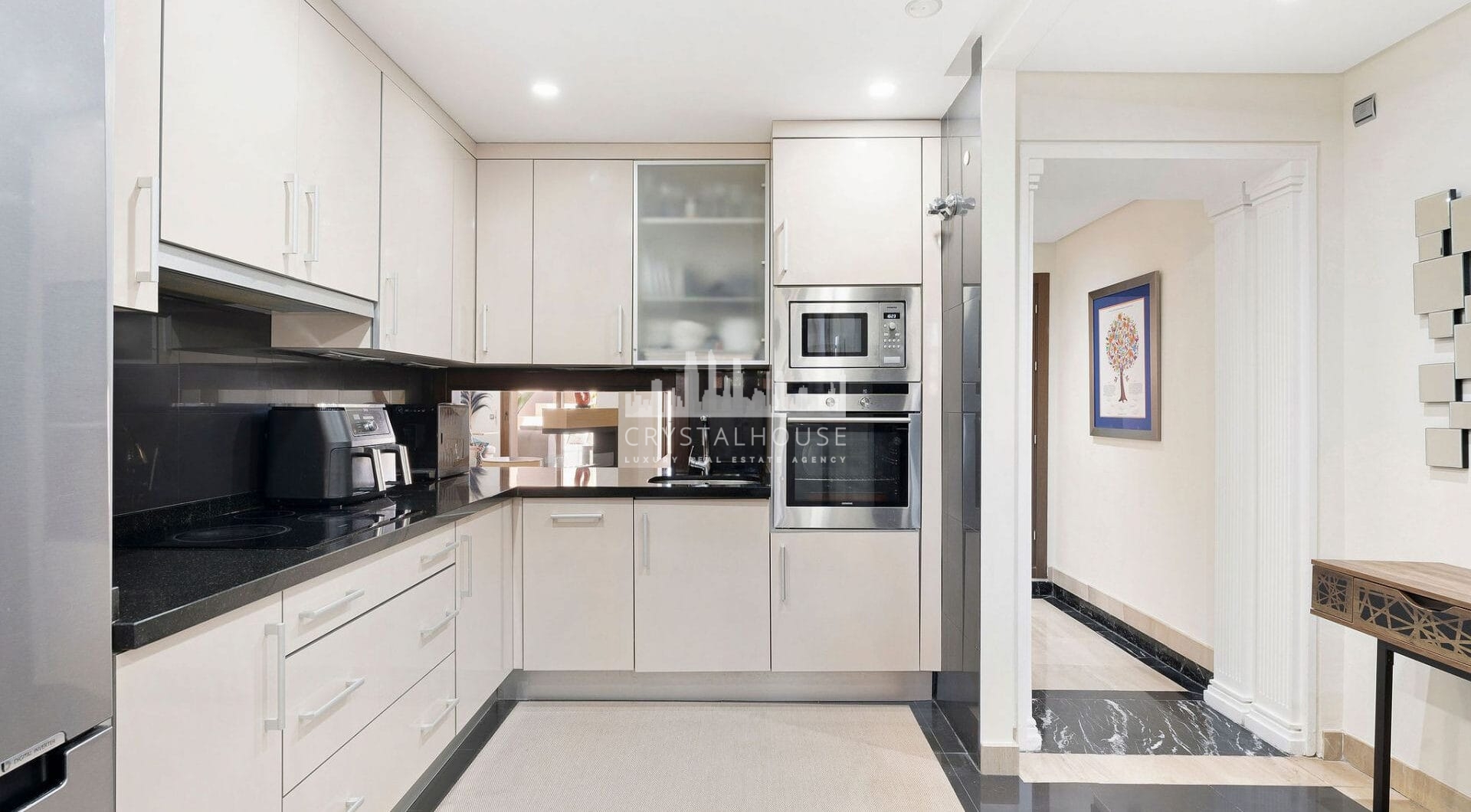 Położony w zachęcającej przestrzeni Nueva Andalucía, w odległości krótkiego spaceru od złocistych brzegów plaży Mistral i minutę jazdy od lokalnych sklepów.