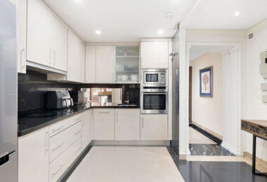 Położony w zachęcającej przestrzeni Nueva Andalucía, w odległości krótkiego spaceru od złocistych brzegów plaży Mistral i minutę jazdy od lokalnych sklepów.