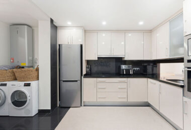 Położony w zachęcającej przestrzeni Nueva Andalucía, w odległości krótkiego spaceru od złocistych brzegów plaży Mistral i minutę jazdy od lokalnych sklepów.