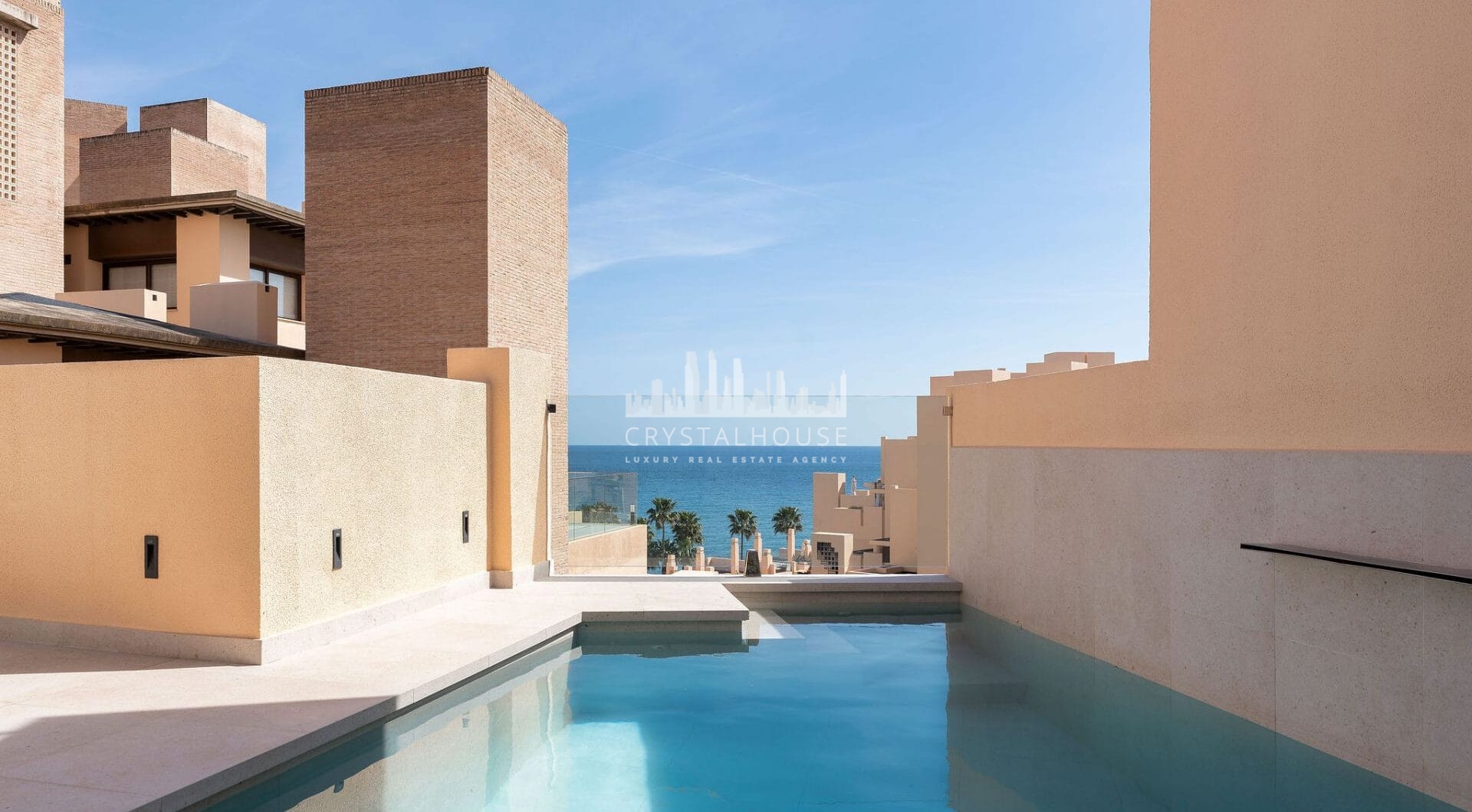 Położony w zachęcającej przestrzeni Nueva Andalucía, w odległości krótkiego spaceru od złocistych brzegów plaży Mistral i minutę jazdy od lokalnych sklepów.