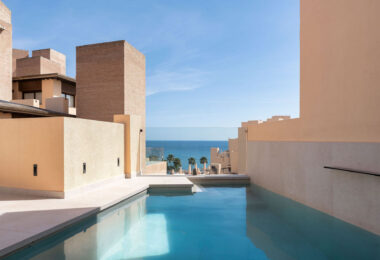 Położony w zachęcającej przestrzeni Nueva Andalucía, w odległości krótkiego spaceru od złocistych brzegów plaży Mistral i minutę jazdy od lokalnych sklepów.