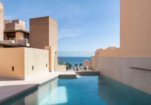 Położony w zachęcającej przestrzeni Nueva Andalucía, w odległości krótkiego spaceru od złocistych brzegów plaży Mistral i minutę jazdy od lokalnych sklepów.