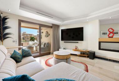 Położony w zachęcającej przestrzeni Nueva Andalucía, w odległości krótkiego spaceru od złocistych brzegów plaży Mistral i minutę jazdy od lokalnych sklepów.