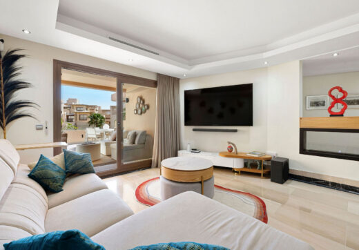 Położony w zachęcającej przestrzeni Nueva Andalucía, w odległości krótkiego spaceru od złocistych brzegów plaży Mistral i minutę jazdy od lokalnych sklepów.