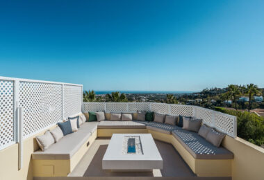 Maison Vue to starannie odnowiona trzypoziomowa kamienica na sprzedaż położona w bezpiecznej, dobrze utrzymanej społeczności La Quinta Hills w Benahavís.