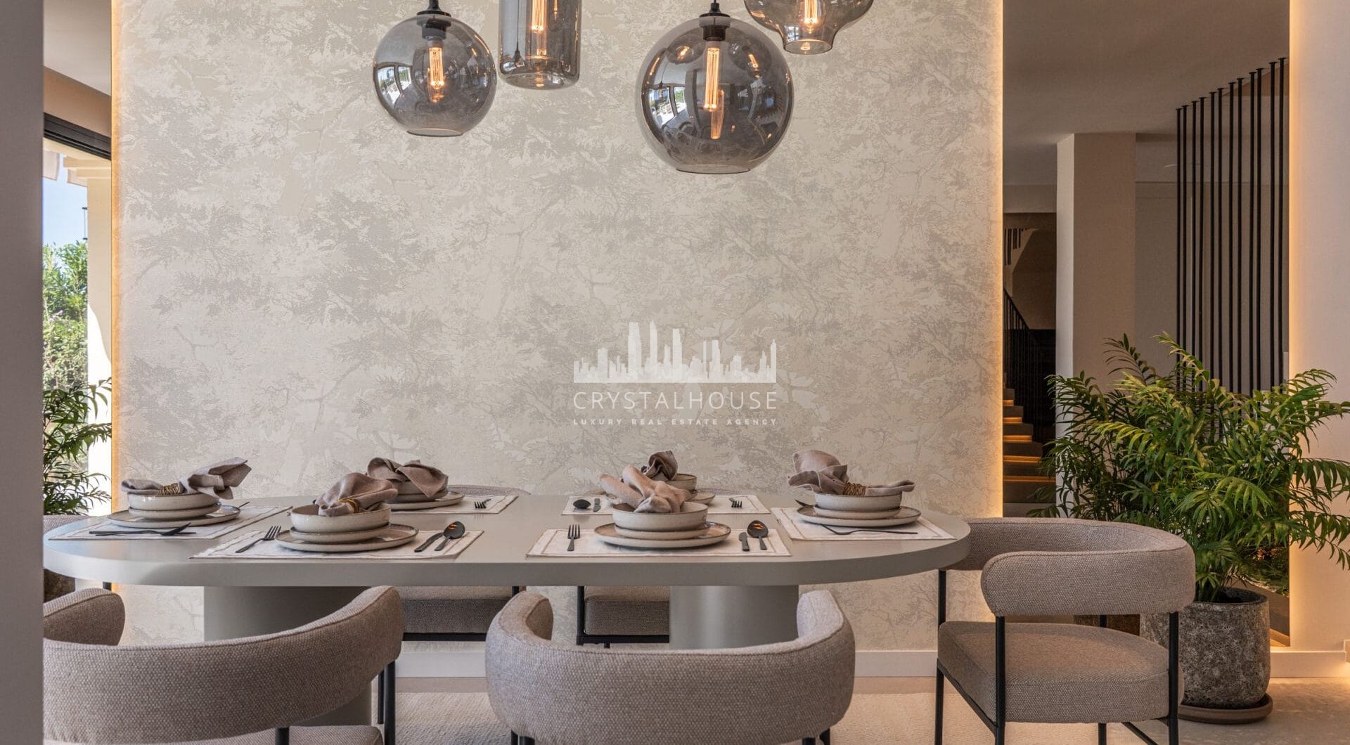 Maison Vue to starannie odnowiona trzypoziomowa kamienica na sprzedaż położona w bezpiecznej, dobrze utrzymanej społeczności La Quinta Hills w Benahavís.