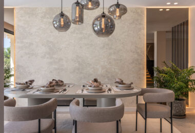 Maison Vue to starannie odnowiona trzypoziomowa kamienica na sprzedaż położona w bezpiecznej, dobrze utrzymanej społeczności La Quinta Hills w Benahavís.