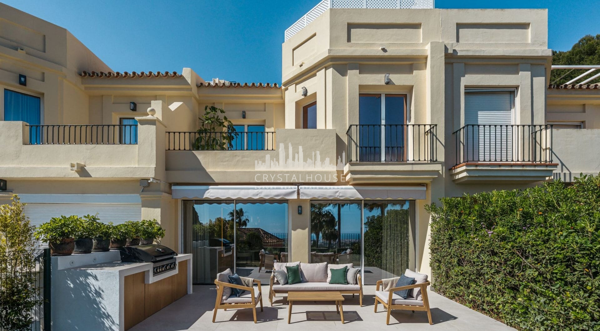 Maison Vue to starannie odnowiona trzypoziomowa kamienica na sprzedaż położona w bezpiecznej, dobrze utrzymanej społeczności La Quinta Hills w Benahavís.