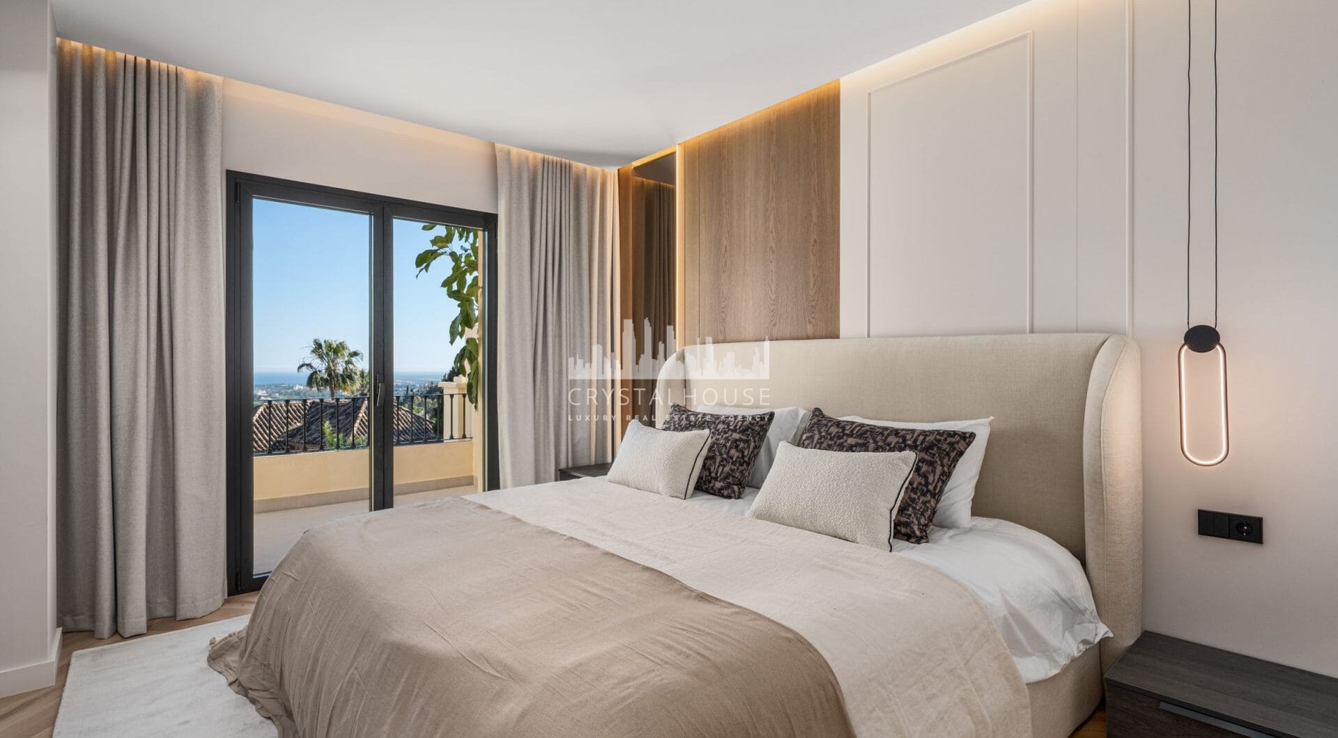 Maison Vue to starannie odnowiona trzypoziomowa kamienica na sprzedaż położona w bezpiecznej, dobrze utrzymanej społeczności La Quinta Hills w Benahavís.