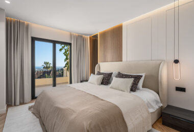 Maison Vue to starannie odnowiona trzypoziomowa kamienica na sprzedaż położona w bezpiecznej, dobrze utrzymanej społeczności La Quinta Hills w Benahavís.