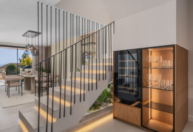 Maison Vue to starannie odnowiona trzypoziomowa kamienica na sprzedaż położona w bezpiecznej, dobrze utrzymanej społeczności La Quinta Hills w Benahavís.