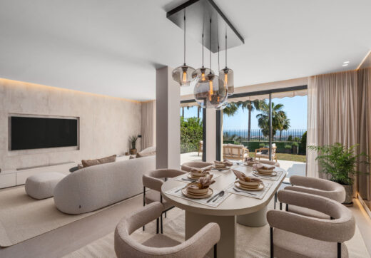 Maison Vue to starannie odnowiona trzypoziomowa kamienica na sprzedaż położona w bezpiecznej, dobrze utrzymanej społeczności La Quinta Hills w Benahavís.