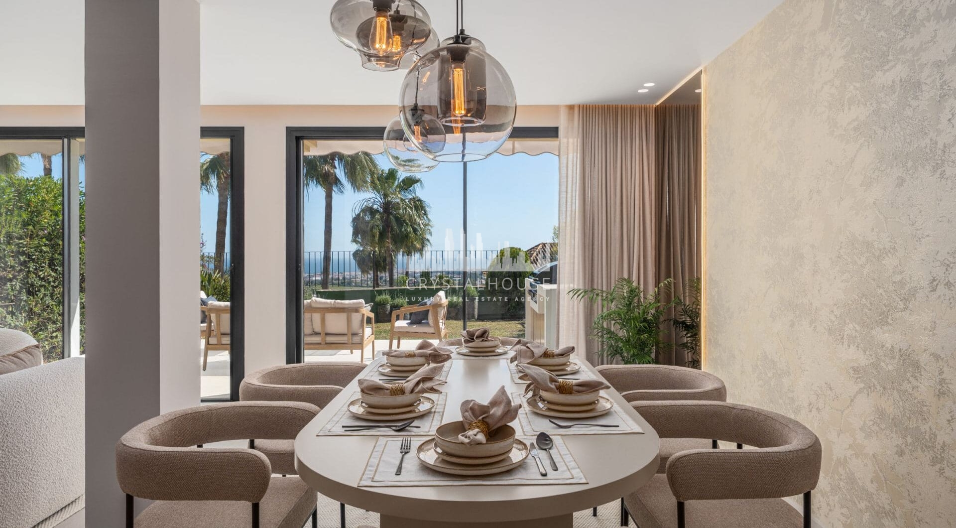 Maison Vue to starannie odnowiona trzypoziomowa kamienica na sprzedaż położona w bezpiecznej, dobrze utrzymanej społeczności La Quinta Hills w Benahavís.