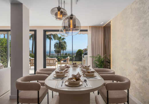 Maison Vue to starannie odnowiona trzypoziomowa kamienica na sprzedaż położona w bezpiecznej, dobrze utrzymanej społeczności La Quinta Hills w Benahavís.