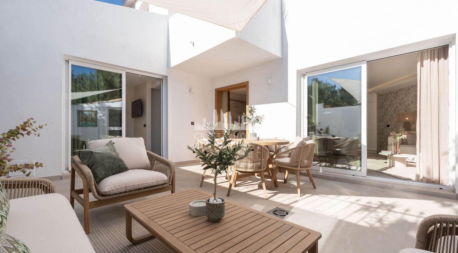 Położony w zachęcającej przestrzeni Nueva Andalucía, w odległości krótkiego spaceru od złocistych brzegów plaży Mistral i minutę jazdy od lokalnych sklepów.